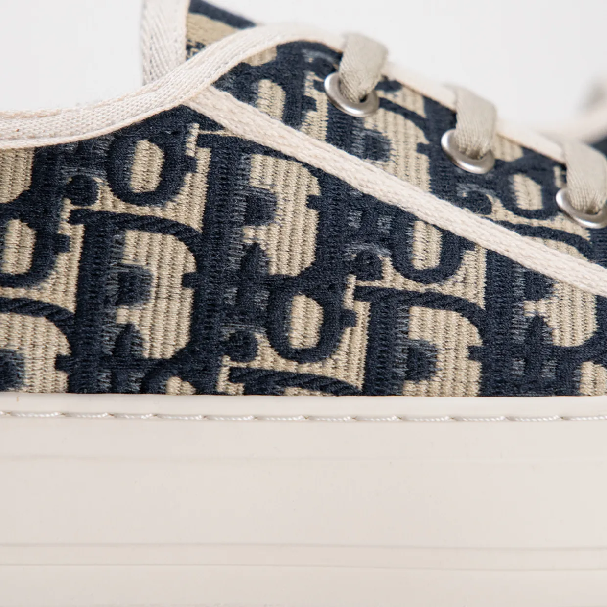 Walk'N'D Embroidered Canvas Low Sneakers
