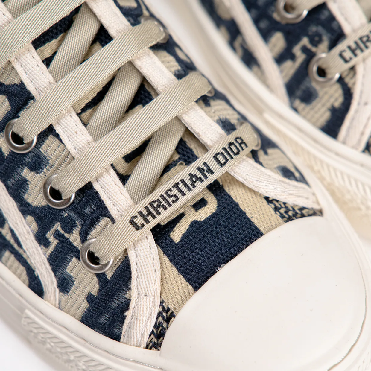 Walk'N'D Embroidered Canvas Low Sneakers