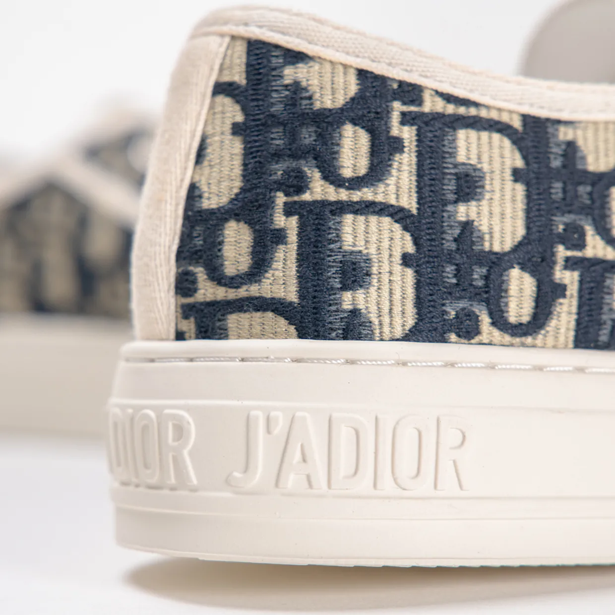 Walk'N'D Embroidered Canvas Low Sneakers